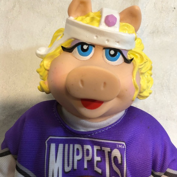 Vintage 1995 Hockey Miss Piggy Muppets McDonald’s NHL - Picture 5 of 7